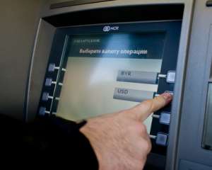 В Беларуси рубли исчезли даже из банкоматов