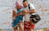Гигантская саранча "налетает" на крымских туристов