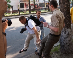 Возбуждено уголовное дело относительно избиения журналиста у посольства Грузии