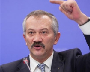 Екс-міністр опустив Азарова з небес на землю