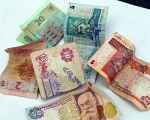 Азаров обмежив пенсії чорнобильців та дітей війни