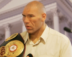 Валуев назвал боксера, который может победить братьев Кличко