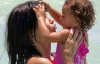 Адриана Лима в черном бикини развлекала дочь на пляже Майами