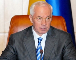 Азаров пообіцяв збільшити зарплату медикам з 1 вересня