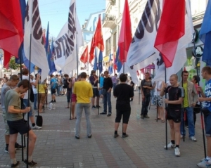 Противники Тимошенко устроили флешмоб с игрушечным медведем