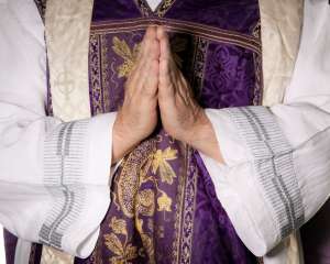 Церковь разрешила священникам молиться за самоубийц