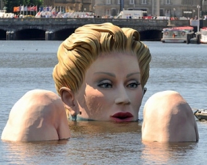 В гамбургском озере установлена скульптура блондинки