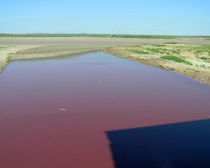 Фанатики прогнозируют конец света из-за красной окраски озера 
