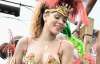 Ріанна на карнавалі у Барбадосі скакала чоловікам на спини