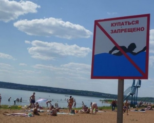 Дощі "отруїли" всі київські пляжі