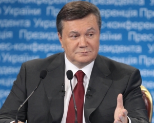 Янукович на Херсонщине сел за руль трактора