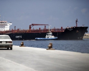 Ливийские повстанцы украли у Каддафи танкер с бензином