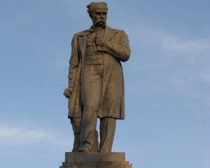 В Днепропетровске разбирают памятник Шевченку