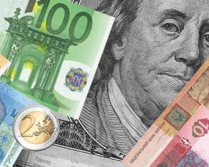 Курс евро удержал свои позиции, за доллар дают чуть меньше 8 гривен
