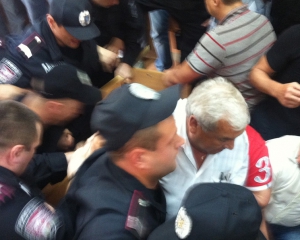 Сторонники Тимошенко возле Печерского суда подрались с милицией