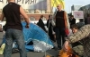 Разгневанные "бютовцы" устанавливают армейские палатки вдоль Крещатика