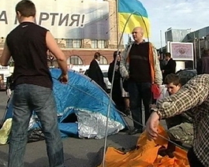 Разгневанные "бютовцы" устанавливают армейские палатки вдоль Крещатика