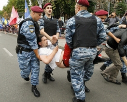 Бойцы &quot;Беркута&quot; снесли палатку-приемную Томенко возле Лукьяновского СИЗО