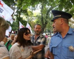 Противников и сторонников Тимошенко оградили дополнительными заборами