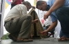 У Тернополі мітингувальники забивали кілки від наметів акуратно між плитками
