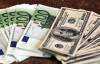 Долар і євро падають до основних світових валют, інвестори бояться нової кризи