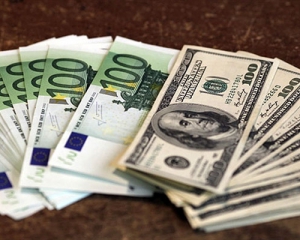 Доллар и евро падают к основным мировым валютам, инвесторы боятся нового кризиса