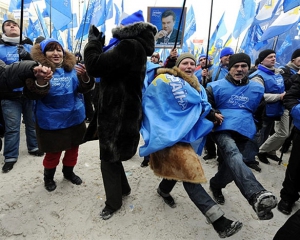 Почти половине избирателей Януковича не нравится, куда он идет