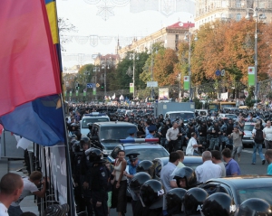 Возле Печерского суда сторонник Тимошенко стал на голову перед милицией