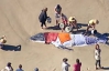 Спасенный австралийский китенок вновь выбросился на берег