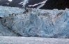 Вдоль берегов Аляски глыба льда упала возле яхты с туристами   