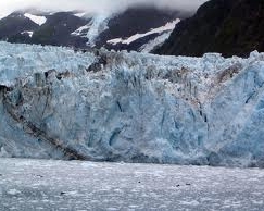 Вдоль берегов Аляски глыба льда упала возле яхты с туристами   