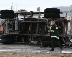 У Києві перекинувся бензовоз