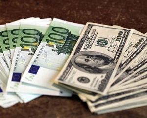 Долар подешевшав, євро дорожчає на побоюваннях за економіку Франції