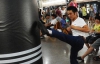 У шанхайському метро встановили боксерські груші для зняття стресу