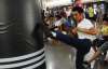 У шанхайському метро встановили боксерські груші для зняття стресу