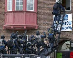 Полиция взяла штурмом ливийское посольство в Стокгольме