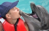Ляшко в Ялте целовался с дельфинами