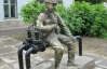 В Омську створили скульптуру сантехніка з тросом для чищення каналізації