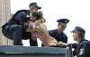 Милиционер залез в штаны к девушке из FEMEN