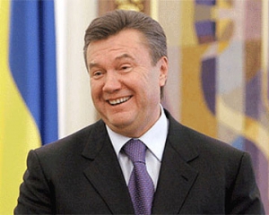 Янукович написав для світу книгу &quot;Україна - країна можливостей&quot;