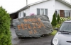 Мер канадського міста подарував дружині 20-тонний камінь