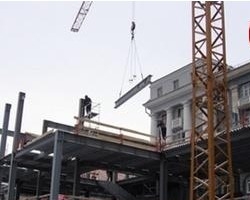 Киевляне забросали яйцами стройплощадку возле "Театральной"