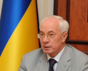 Азаров пообещал журналистам перезвонить Черновецкому