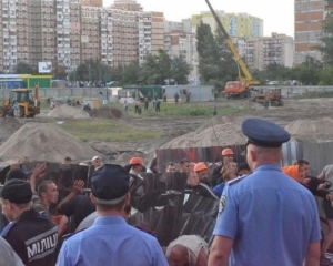 Столичні міліціонери &quot;героїчно&quot; спостерігали за бійкою на Троєщині