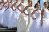 В Ровно прошел парад замужних "невест"