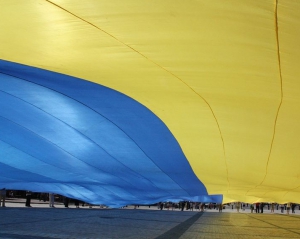Янукович призвал уважать сине-желтый флаг как святыню