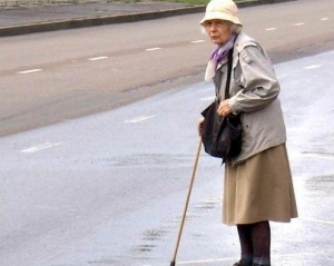 90-річна бабуся власноруч прогнала трьох зловмисників 