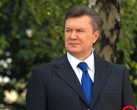 Под аплодисменты Янукович возложил цветы у памятника Шевченко