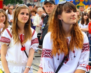 У центрі Києва міліціонери відганяють машини заради людей у вишиванках