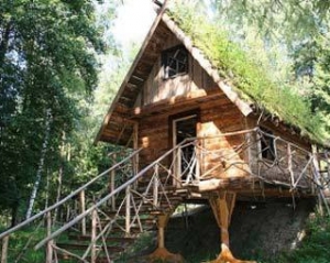 У латвійському лісі збудували хатинку на курячих ніжках